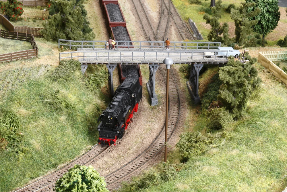 Dampflok auf einer TT-Anlage unter einer Brücke